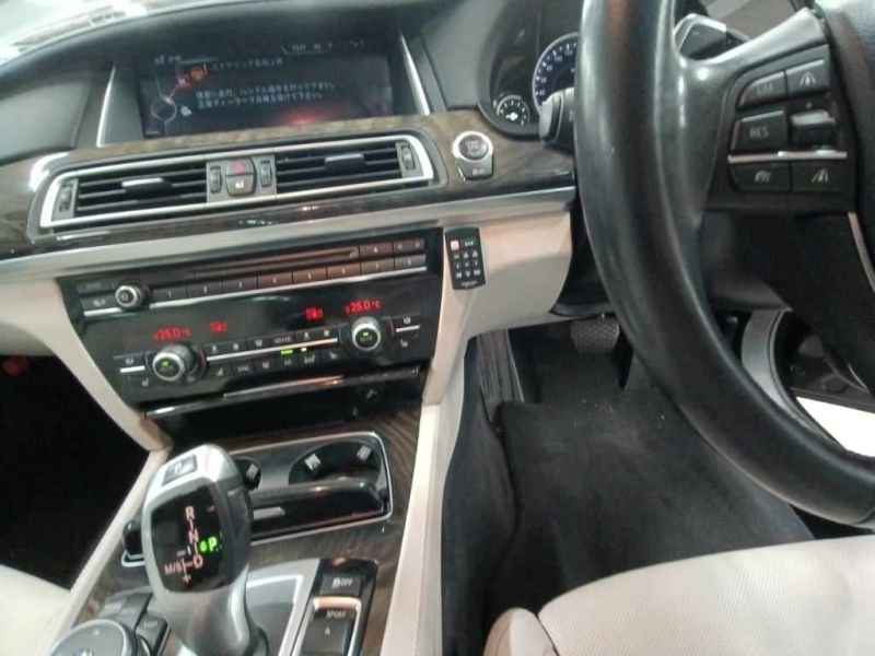 2015 BMW 7 SERIES 740i — photograph 11