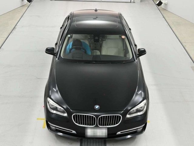 2015 BMW 7 SERIES 740i — photograph 2