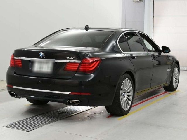 2015 BMW 7 SERIES 740i — photograph 3