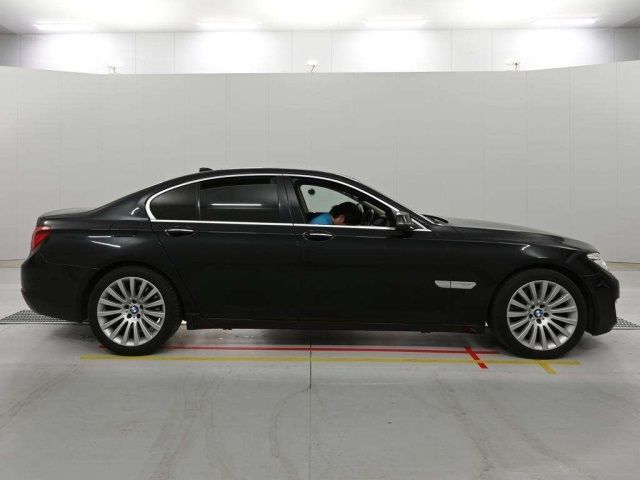 2015 BMW 7 SERIES 740i — photograph 6