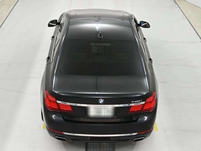 2015 BMW 7 SERIES 740i — photograph 8