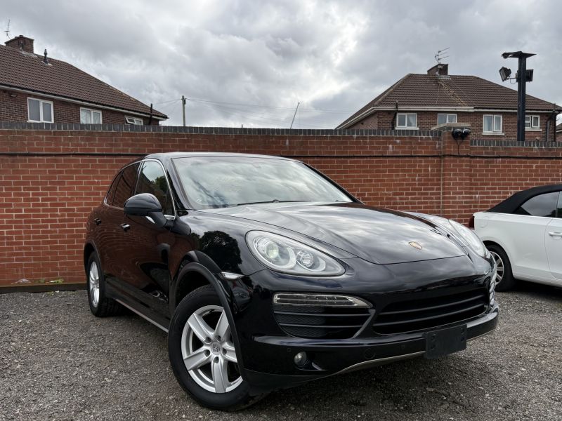 2013 PORSCHE CAYENNE BASE GRADE — photograph 2