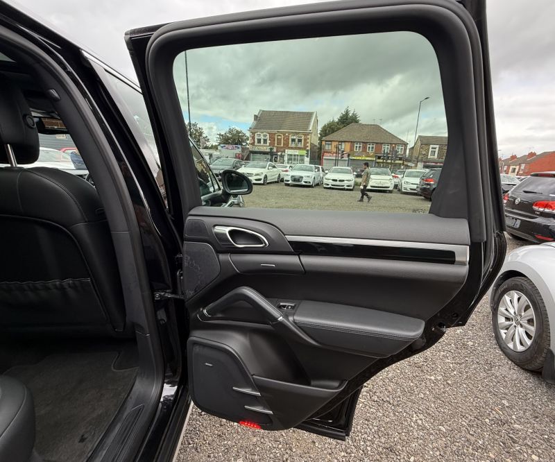 2013 PORSCHE CAYENNE BASE GRADE — photograph 21