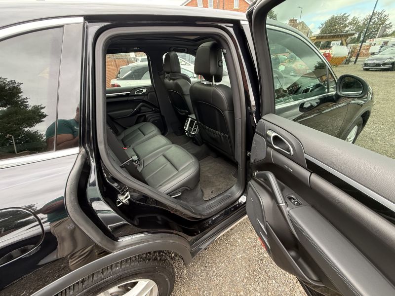 2013 PORSCHE CAYENNE BASE GRADE — photograph 22
