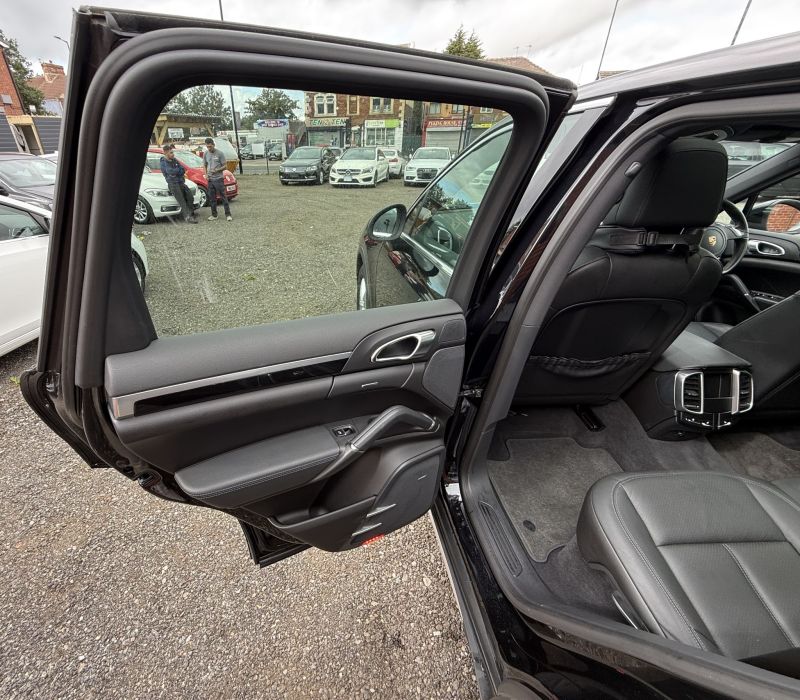 2013 PORSCHE CAYENNE BASE GRADE — photograph 26