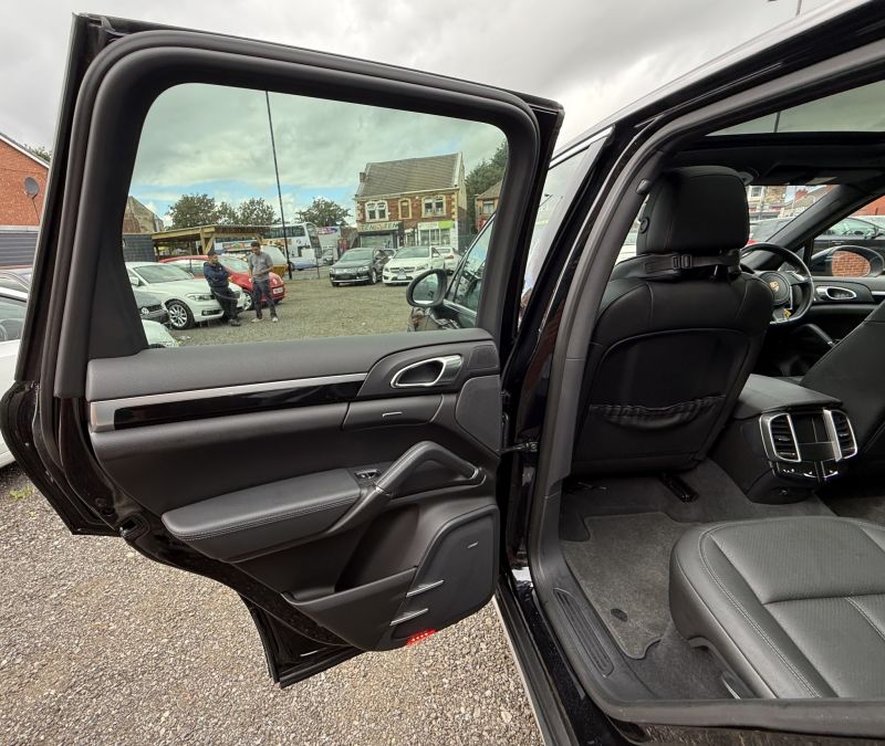 2013 PORSCHE CAYENNE BASE GRADE — photograph 27