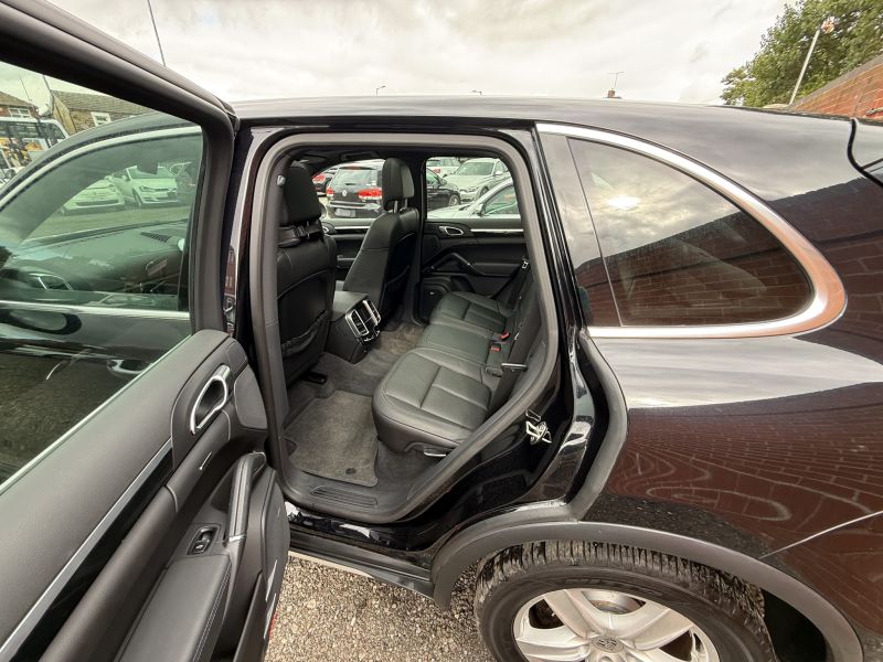 2013 PORSCHE CAYENNE BASE GRADE — photograph 28