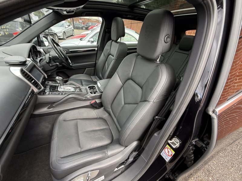 2013 PORSCHE CAYENNE BASE GRADE — photograph 34