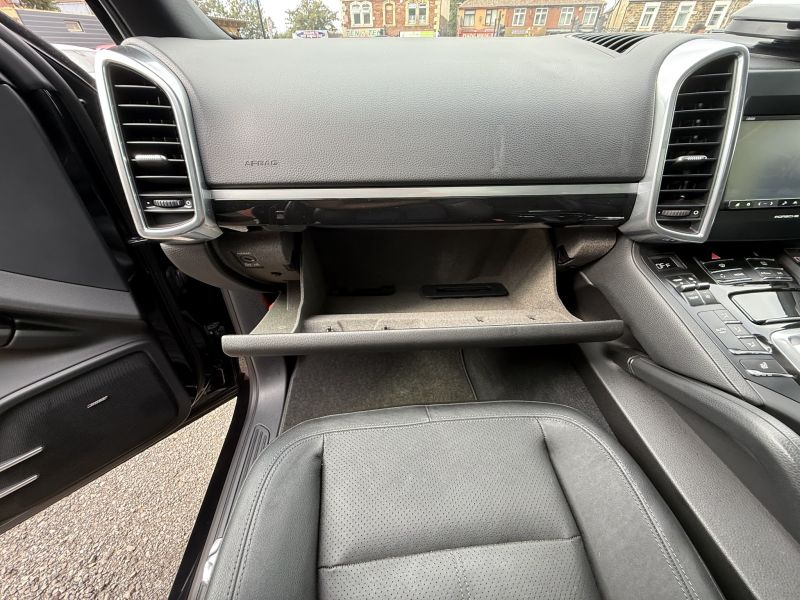 2013 PORSCHE CAYENNE BASE GRADE — photograph 35