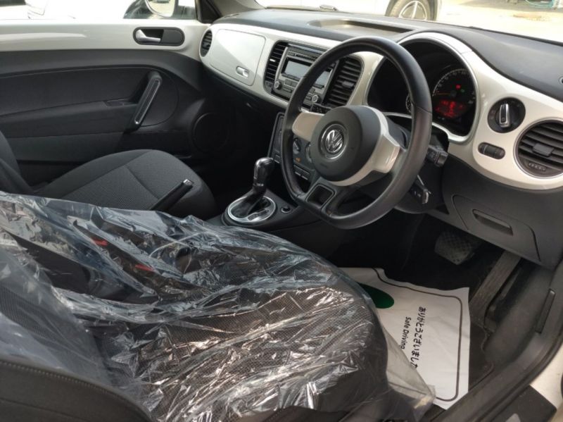 2013 VOLKSWAGEN THE BEETLE DESIGN — photograph 3