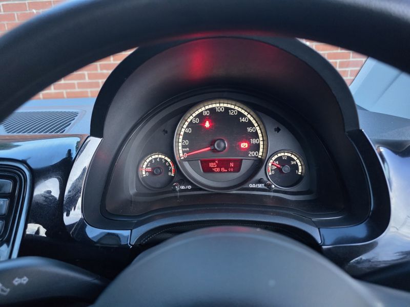 2013 VOLKSWAGEN UP MOVE UP — photograph 15