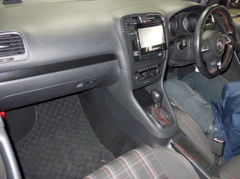 2011 VOLKSWAGEN GOLF GTI — photograph 2