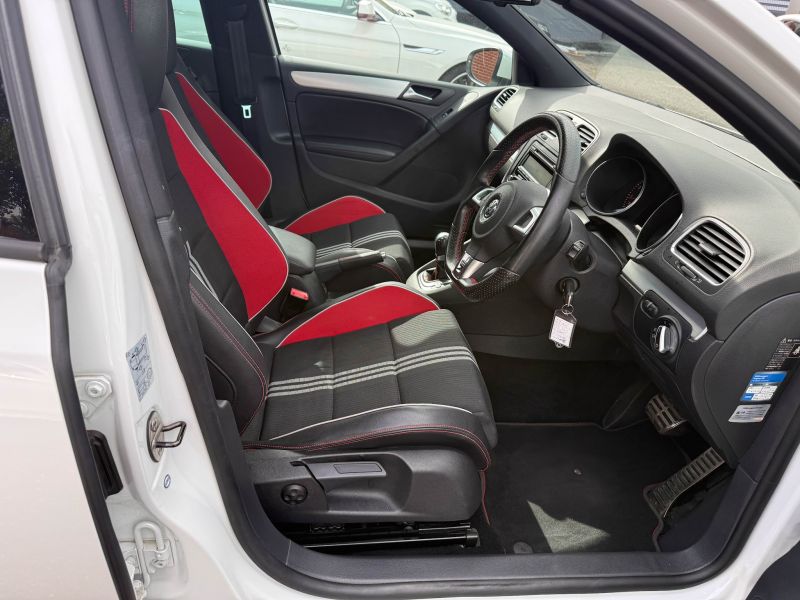 2011 VOLKSWAGEN GOLF GTI GTI — photograph 16