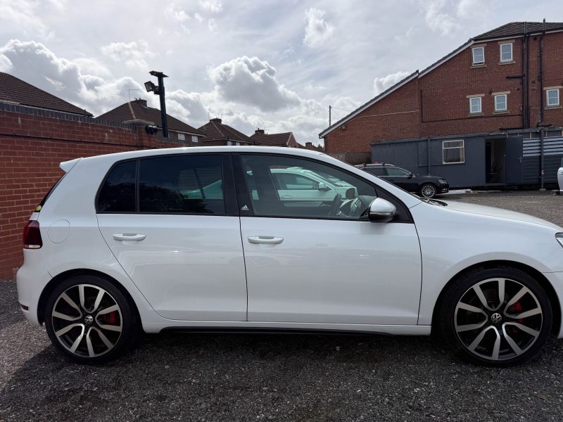 2011 VOLKSWAGEN GOLF GTI GTI — photograph 11