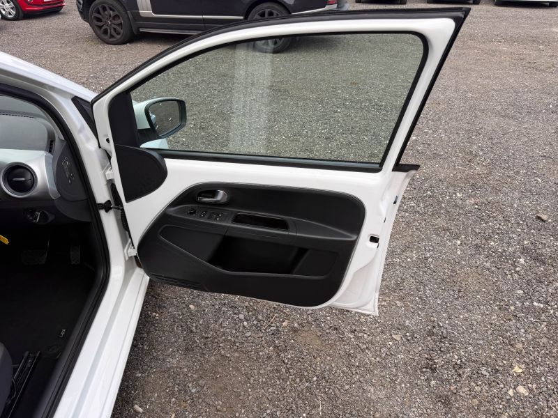 2016 VOLKSWAGEN UP HIGH UP — photograph 13