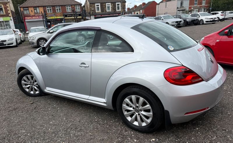 2015 VOLKSWAGEN THE BEETLE DESIGN — photograph 11