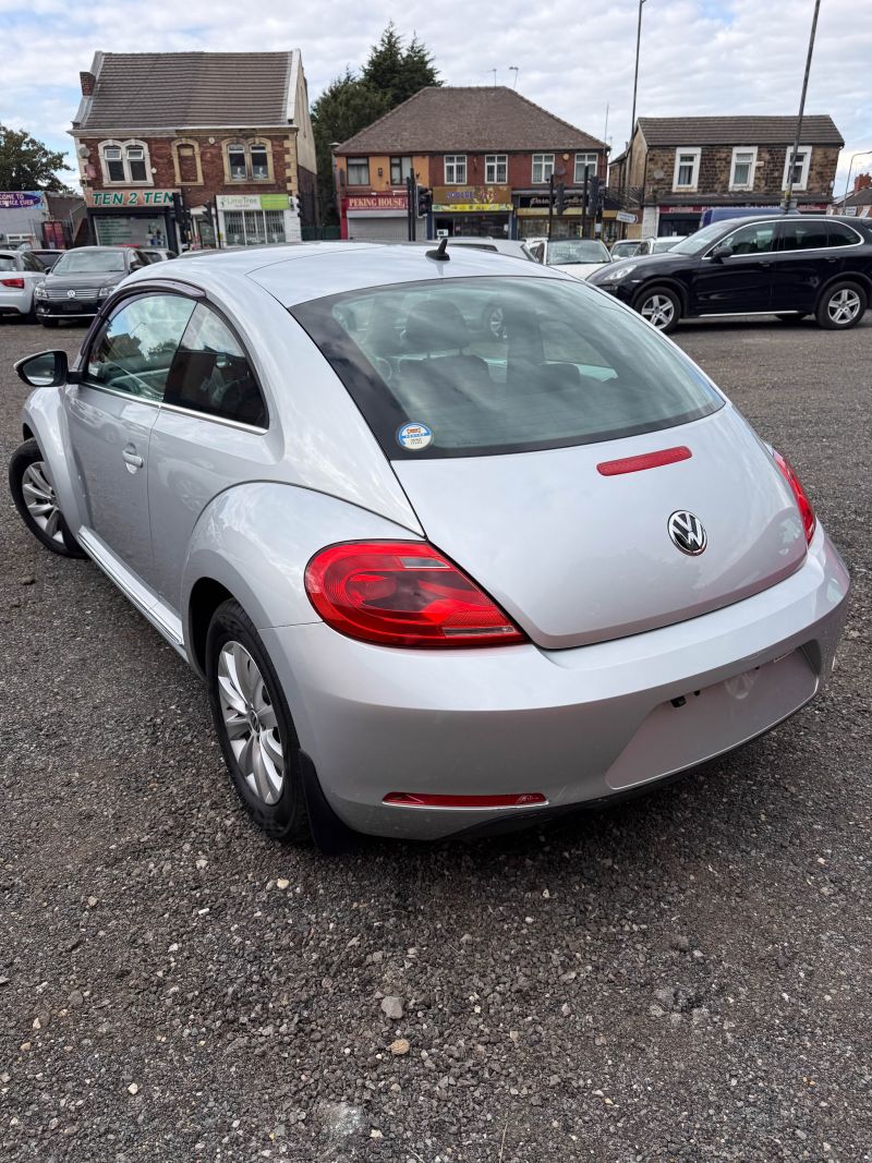 2015 VOLKSWAGEN THE BEETLE DESIGN — photograph 12