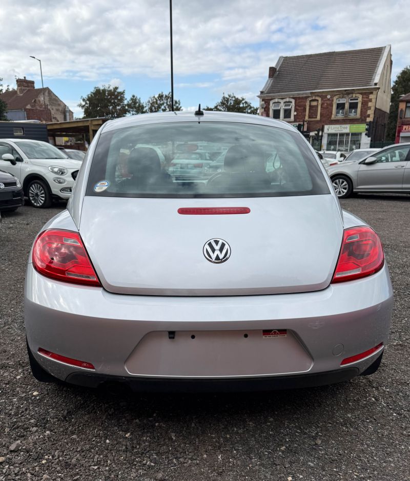 2015 VOLKSWAGEN THE BEETLE DESIGN — photograph 13