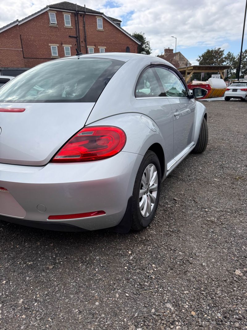 2015 VOLKSWAGEN THE BEETLE DESIGN — photograph 14