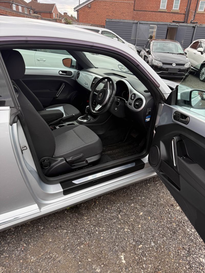2015 VOLKSWAGEN THE BEETLE DESIGN — photograph 16