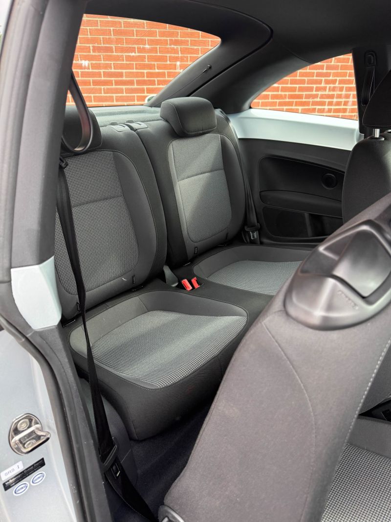 2015 VOLKSWAGEN THE BEETLE DESIGN — photograph 17