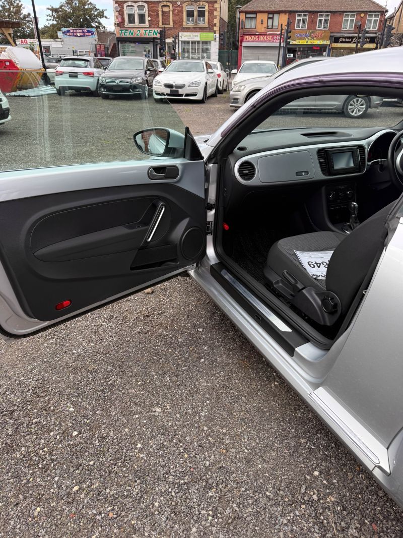2015 VOLKSWAGEN THE BEETLE DESIGN — photograph 20