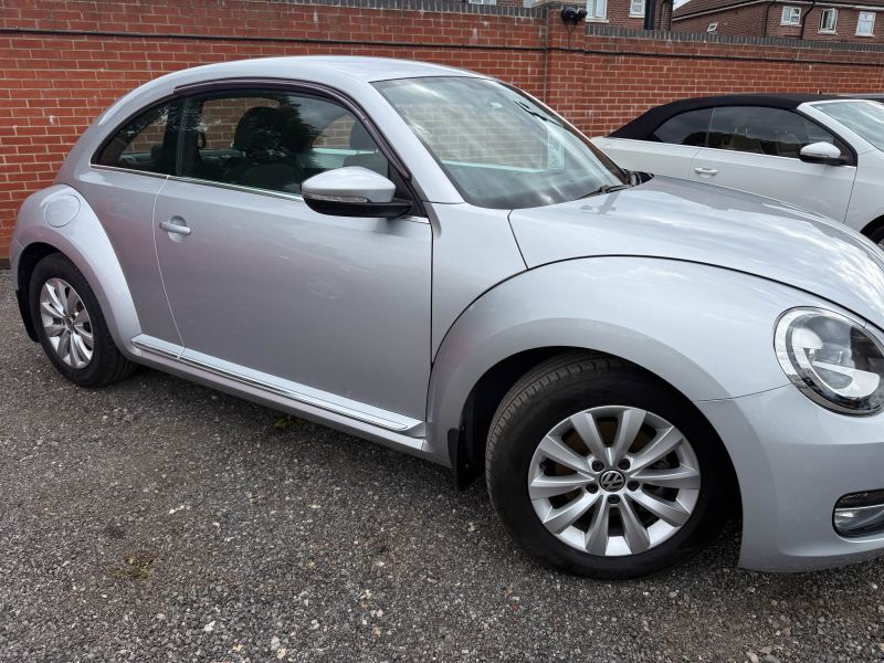 2015 VOLKSWAGEN THE BEETLE DESIGN — photograph 3
