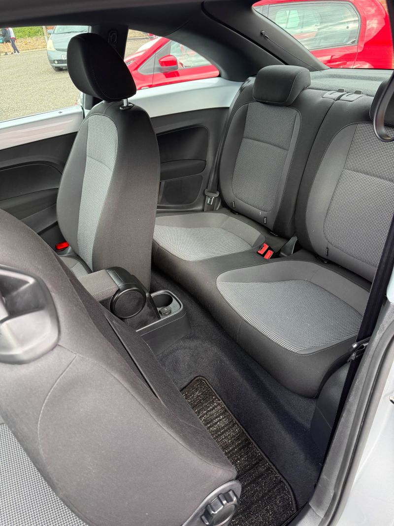 2015 VOLKSWAGEN THE BEETLE DESIGN — photograph 22