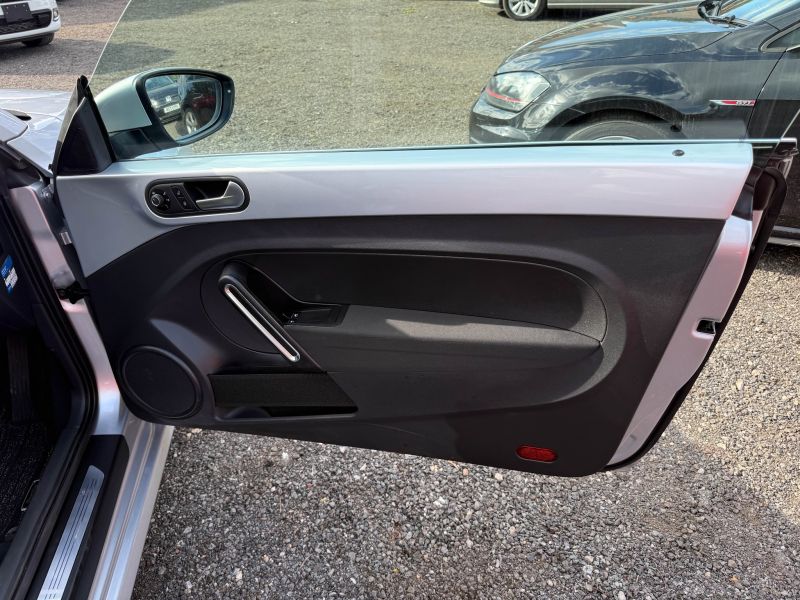 2015 VOLKSWAGEN THE BEETLE DESIGN — photograph 25