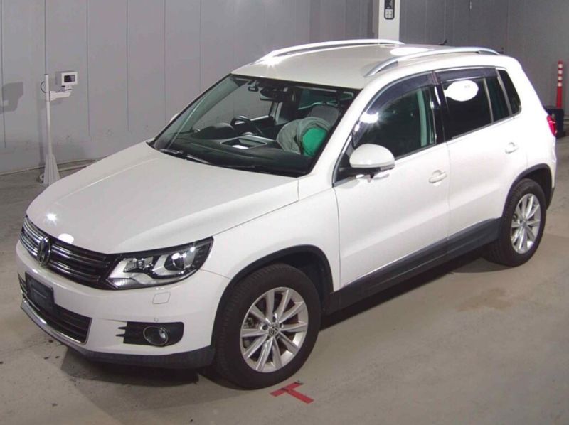 2013 VOLKSWAGEN TIGUAN TSI BLUEMOTION TECHNOLOGY — photograph 2