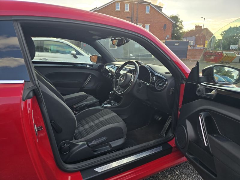 2014 VOLKSWAGEN THE BEETLE TURBO — photograph 8