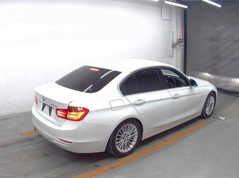 2013 BMW 3 SERIES 320D LUXURY — photograph 3