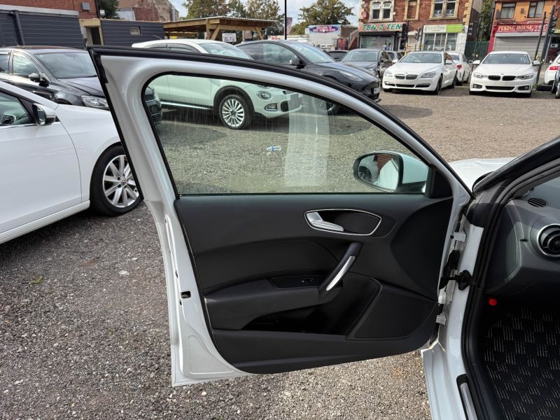2013 AUDI A1 SPORTBACK 1.4TFSI — photograph 22