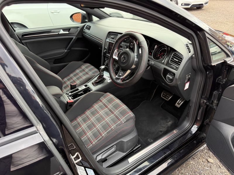2016 VOLKSWAGEN GOLF GTI GTI — photograph 12