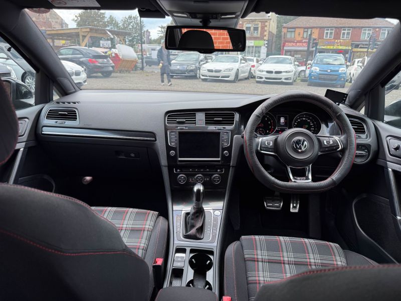 2016 VOLKSWAGEN GOLF GTI GTI — photograph 16