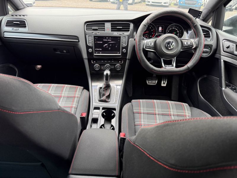 2016 VOLKSWAGEN GOLF GTI GTI — photograph 17